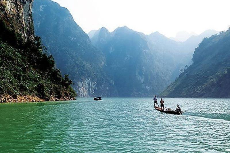 Phong cách viết độc đáo của Nguyễn Tuân trong nghệ thuật bài người lái đò sông Đà